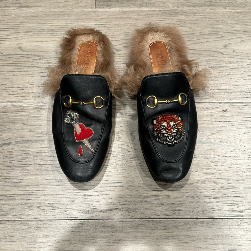 Gucci Loafer with fur. Size 39. Very comfortable. Dark brown leather